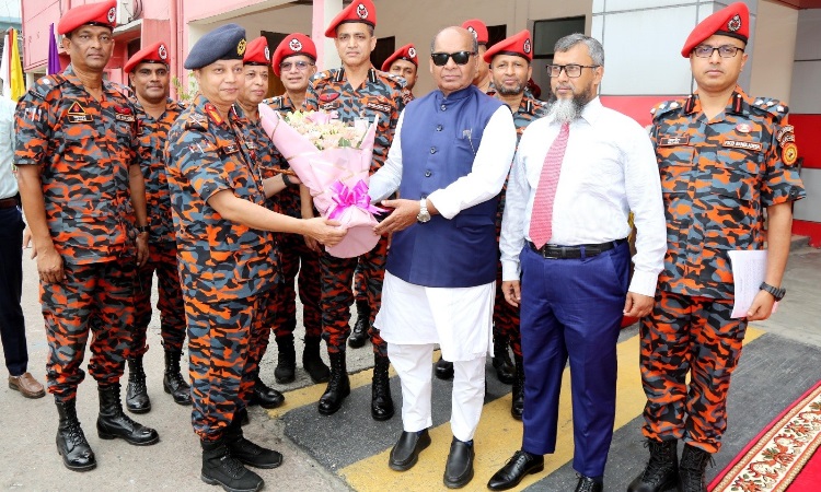 ফায়ার সার্ভিস সদর দফতর পরিদর্শন করলেন ত্রাণ প্রতিমন্ত্রী