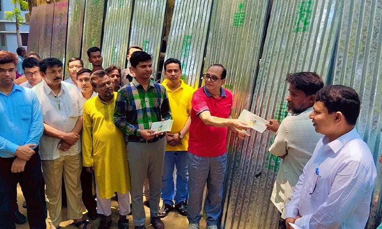 শালিখায় নগদ অর্থসহ ঢেউটিন, রাসায়নিক সার বিতরণ