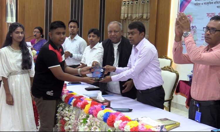 জাতীয় শিশু দিবসে সাংস্কৃতিক প্রতিযোগিতায় বিজয়ীদের মাঝে পুরস্কার বিতরণ