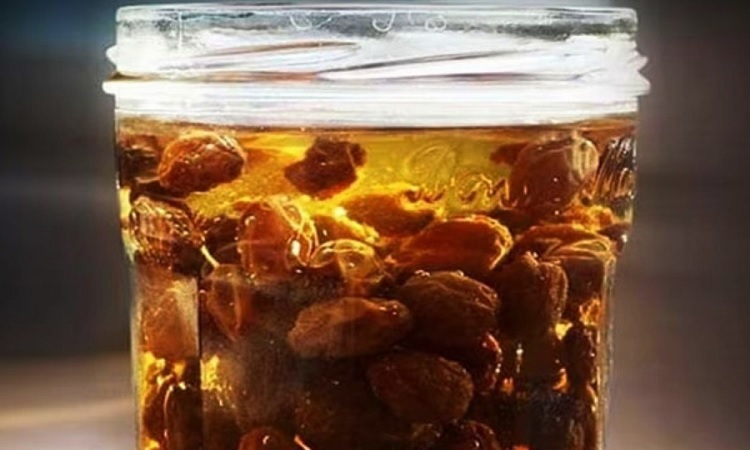 সকালে উঠে কিশমিশ ভেজানো জল খেলে যে উপকার