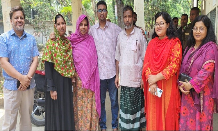 ইউএনও’র হস্তক্ষেপে পিতামাতার দায়িত্ব নিলেন ডাক্তার ছেলে