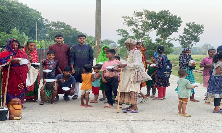 লাভের টাকায় পথশিশুদের পাশে চবির দুই উদ্যোক্তা