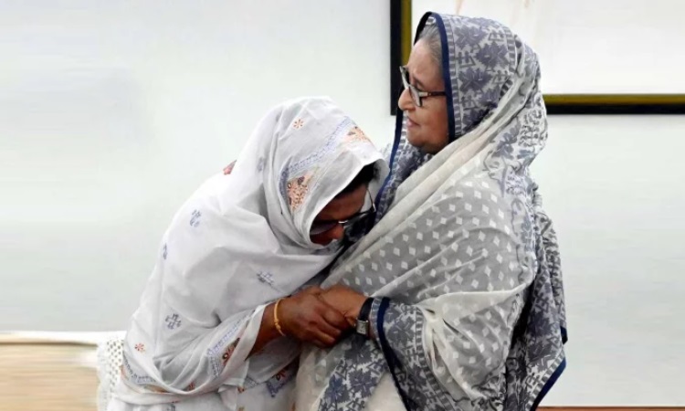 প্রধানমন্ত্রীকে জড়িয়ে কান্নায় ভেঙে পড়লেন আসিম জাওয়াদের মা