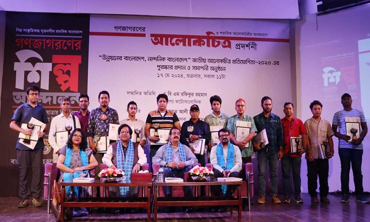 উন্নয়ন অবকাঠামোর ছবি তুলে শিল্পকলার পুরস্কার জিতলেন ১৩ আলোকচিত্রী