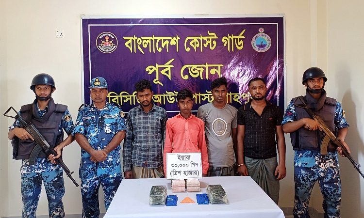 টেকনাফে ৩০ হাজার ইয়াবাসহ আটক ৪