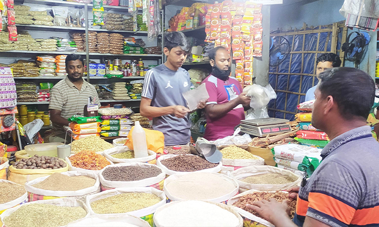 ঈদকে সামনে রেখে হিলিতে বাড়ছে মসলার দাম