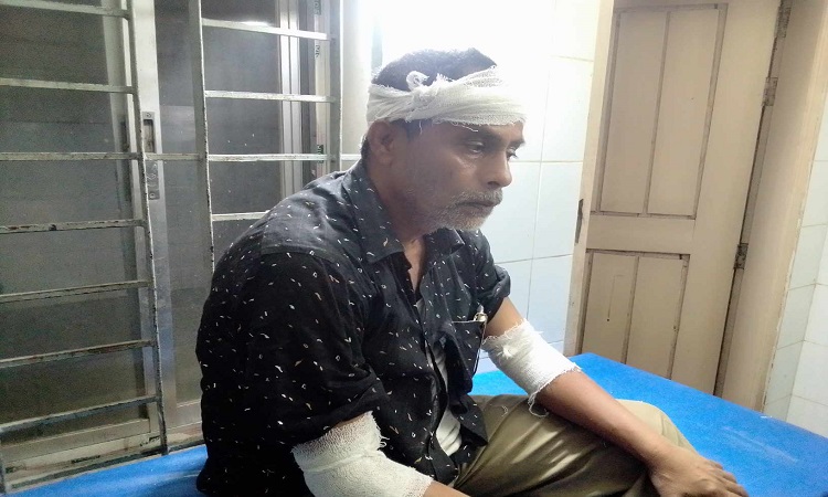 বালিয়াকান্দিতে আনারস প্রতীকের দুই সমর্থককে হাতুড়িপেটা