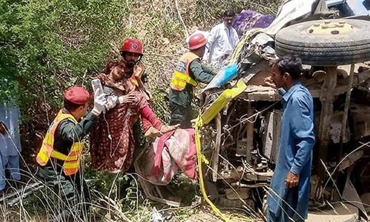 পাকিস্তানে ভয়াবহ সড়ক দুর্ঘটনায় একই পরিবারের ১৪ নিহত
