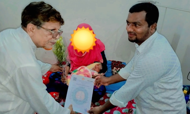 জ‌ন্মের ৪৮ ঘন্টার ম‌ধ্যে জন্ম‌সনদ নিয়ে হা‌জির চেয়ারম‌্যান