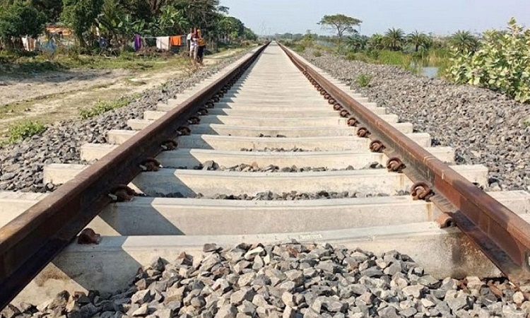 হবিগঞ্জে ট্রেনে কাটা পড়ে পা হারালেন যুবক