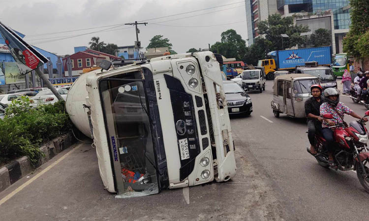 জাহাঙ্গীর গেটে মাঝ সড়কে উল্টে গেল লরি