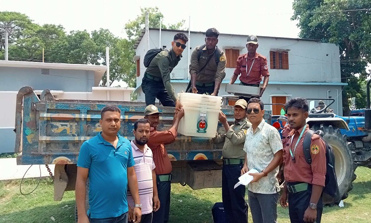 কুষ্টিয়ায় ৪ উপজেলায় ভোট: কেন্দ্রে যাচ্ছে নির্বাচনি সরঞ্জাম, ব্যালট পেপার যাবে কাল সকালে