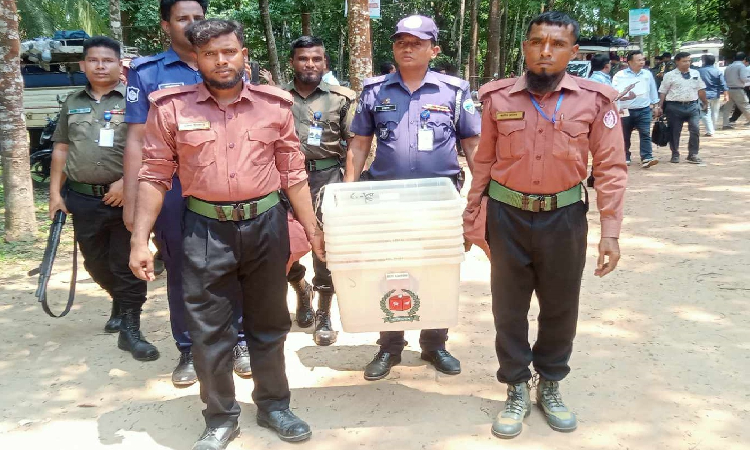খাগড়াছড়িতে নির্বাচনি সরঞ্জাম বিতরণ