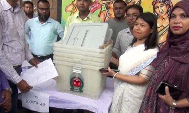 নড়াইল সদর ও লোহাগড়া কেন্দ্রগুলোয় নির্বাচনি সরঞ্জাম বিতরণ