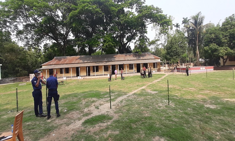 টাঙ্গাইলে ভোট কেন্দ্র ফাঁকা, তিন ঘণ্টায় ১ ভোট