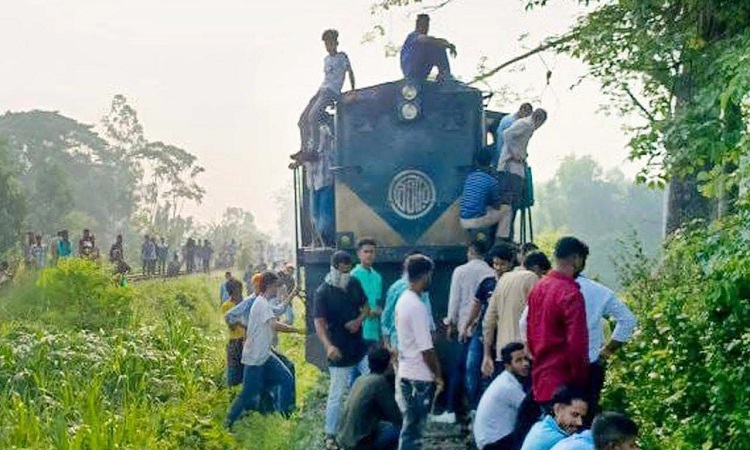 নরসিংদীতে তিতাস কমিউটার ট্রেনের ইঞ্জিন বিকল