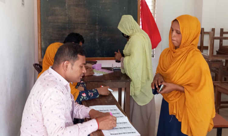 জাল ভোট দিতে এসেছে, সন্দেহে তিন যুবক আটক