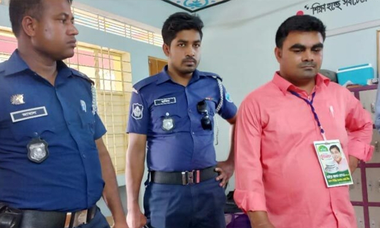 ব্যালট পেপার ছিনিয়ে নিয়ে সিল মারার সময় এজেন্ট আটক