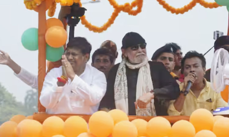মিঠুনের রোড শোতে বিশৃঙ্খলা, বিরোধীদের বোতল নিক্ষেপ