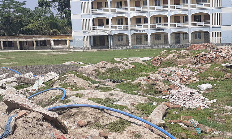 স্কুল মাঠে ঠিকাদারের নির্মাণ কাজের সামগ্রী, শিক্ষার্থীদের খেলাধুলায় ব্যাঘাত