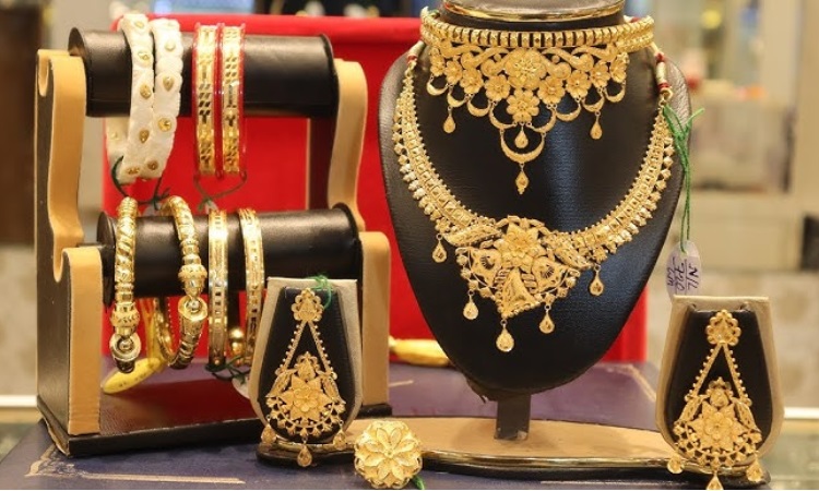 অবশেষে কমলো সোনার দাম