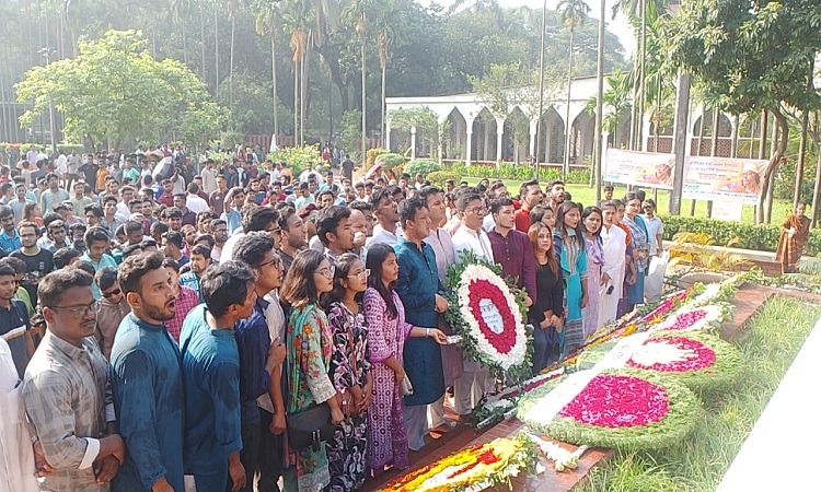 জাতীয় কবির সমাধিতে সর্বজনের শ্রদ্ধা
