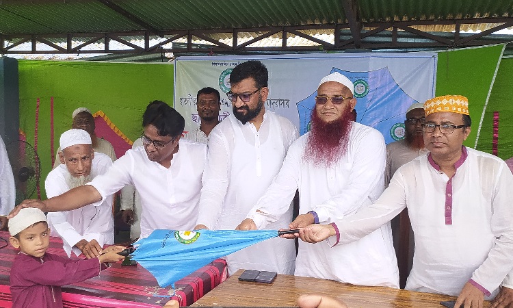 তীব্র তাপদাহ থেকে সুরক্ষায় হিলিতে মাদ্রাসা শিক্ষার্থীদের মাঝে ছাতা বিতরণ