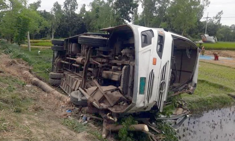 পলাশবাড়ীতে নিয়ন্ত্রণ হারিয়ে বাস খাদে, হেলপার নিহত
