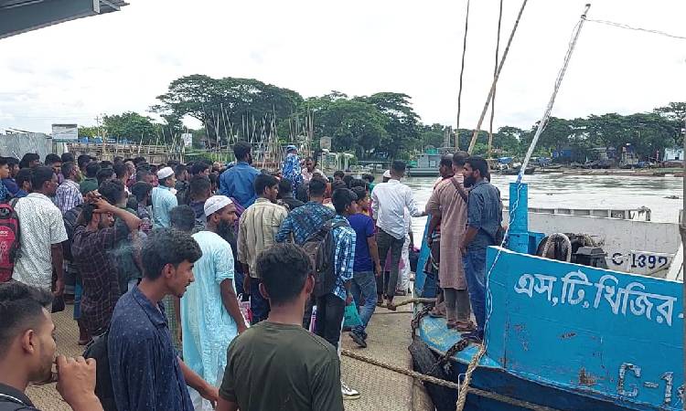 লক্ষ্মীপুরে দেড় শতাধিক যাত্রী আটকা লঞ্চঘাটে