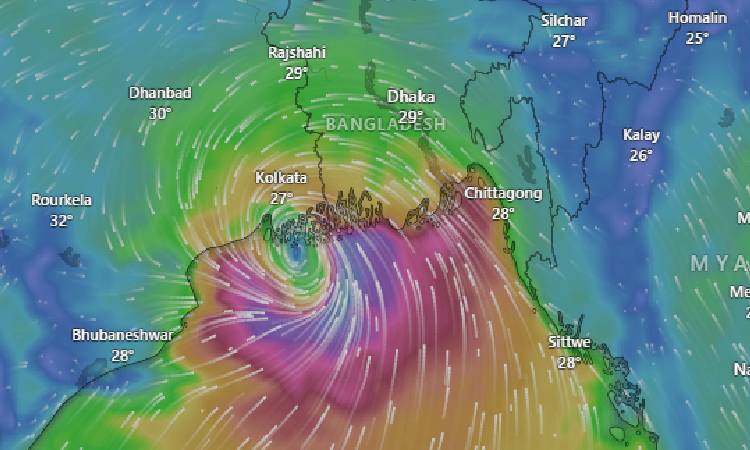উপকূলে আঘাত হেনেছে ঘূর্ণিঝড় রেমাল