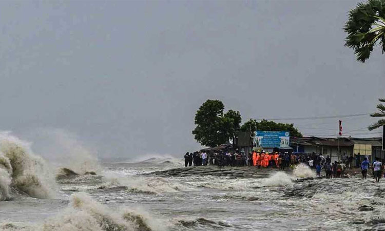 দুপুরের মধ্যে ‘ঘূর্ণিঝড়ে’ রূপ নিবে রেমাল