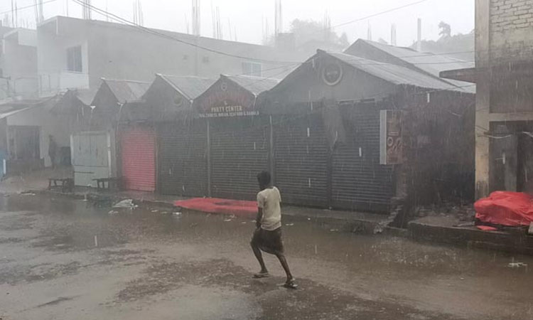 কলাপাড়ায় তাণ্ডব চালাচ্ছে ঘূর্ণিঝড় রিমাল
