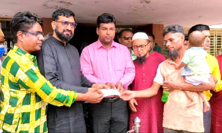 হিলিতে ক্যান্সারসহ জটিল রোগে আক্রান্ত রোগীদের মাঝে চেক বিতরণ