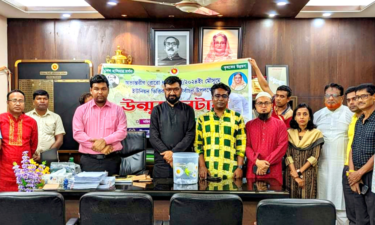 হিলিতে বোরো ধান সংগ্রহ উপলক্ষ্যে কৃষক নির্বাচনে উন্মুক্ত লটারি