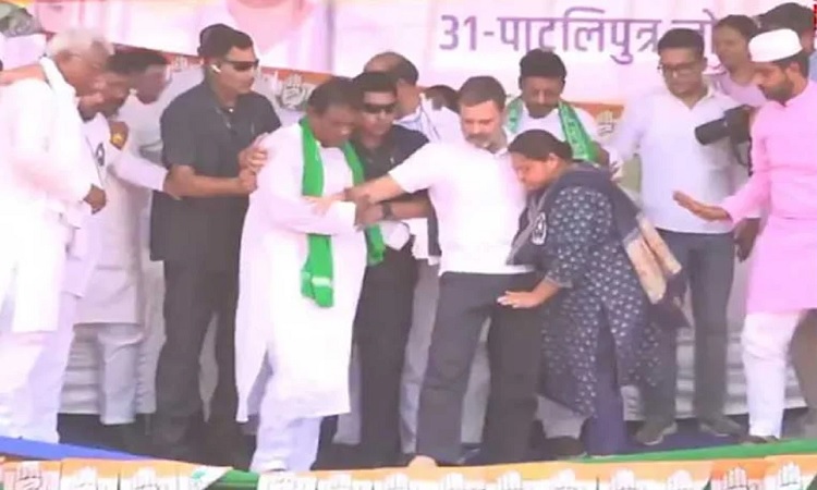 রাহুলকে নিয়ে ভেঙে পড়ল নির্বাচনী প্রচারমঞ্চ