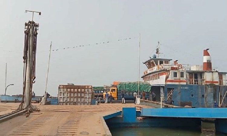 শরীয়তপুর-চাঁদপুর নৌরুটে ফেরি চলাচল বন্ধ