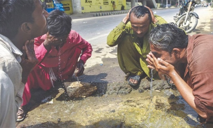 তীব্র তাপদাহে পুড়ছে পাকিস্তান, তাপমাত্রা ছাড়ালো ৫২ ডিগ্রি