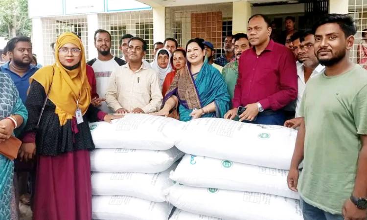 গৌরীপুরে ডেইরী উন্নয়ন প্রকল্পের আওতায় খামারিদের মাঝে খাদ্য বিতরণ