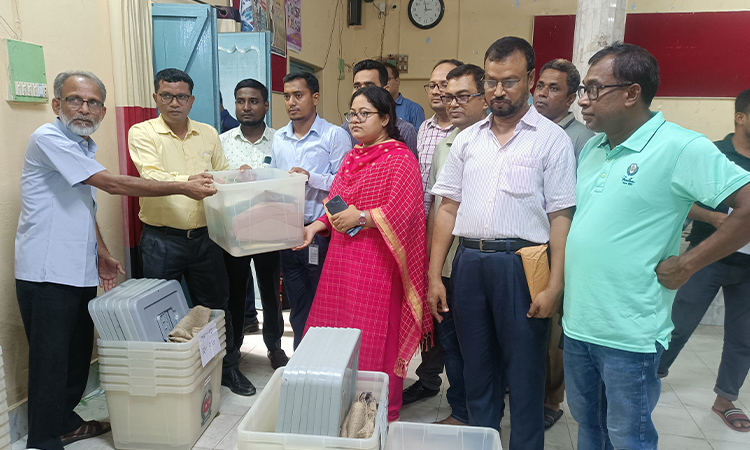 গুরুদাসপুর উপজেলায় নির্বাচনি সামগ্রী বিতরণ