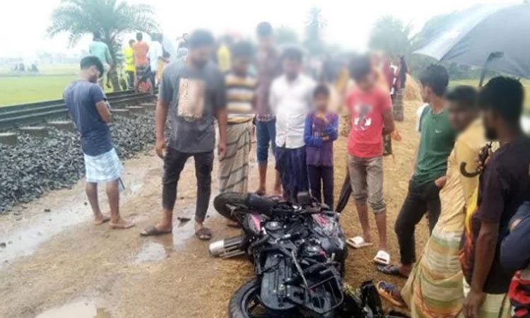 কসবায় ট্রেনের ধাক্কায় মোটরসাইকেল আরোহী নিহত