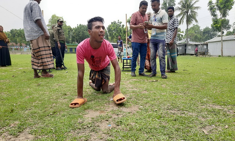 হামাগুড়ি দিয়ে ভোট কেন্দ্রে এসেছেন প্রতিবন্ধী সোহেল