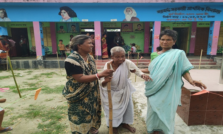 লাঠিতে ভর করে ভোট দিলেন শতবর্ষী শান্তিবালা