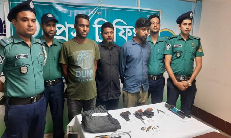 গাজীপুরে অস্ত্রসহ ৩ ডাকাত গ্রেফতার