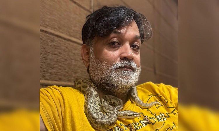 ‘মাই এলডেস্ট নাগিন’, সাপ জড়িয়ে সৃজিত
