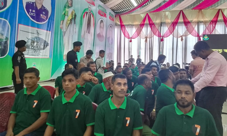 অস্ত্র ও গোলাবারুদসহ ৫০ জলদস্যুর আত্মসমর্পণ