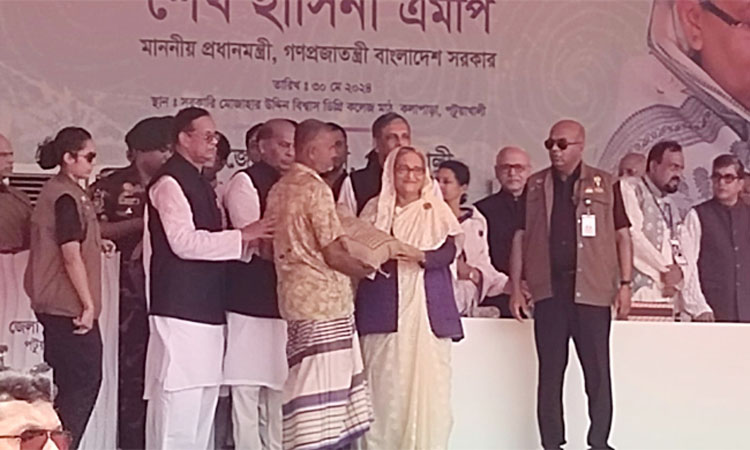 রেমালে ক্ষতিগ্রস্তদের মাঝে ত্রাণ বিতরণ করলেন শেখ হাসিনা