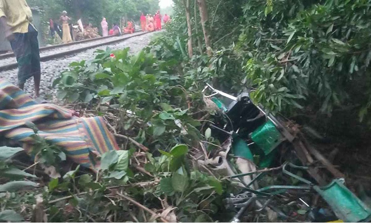 রাজশাহীতে রেলক্রসিংয়ে ট্রেনের ধাক্কায় ২ অটোরিকশা যাত্রীর মৃত্যু