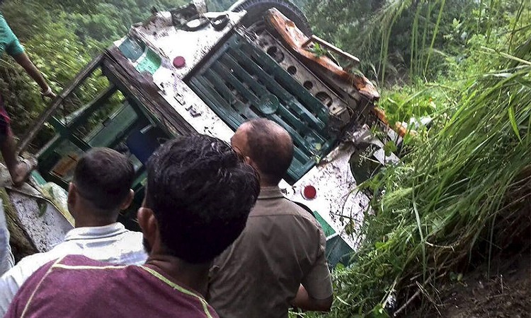 জম্মুতে তীর্থযাত্রীদের বাস খাদে পড়ে নিহত ২১, আহত ৬৯