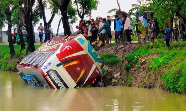 সিলেটে যাত্রীবাহী বাস খাদে, আহত ৭