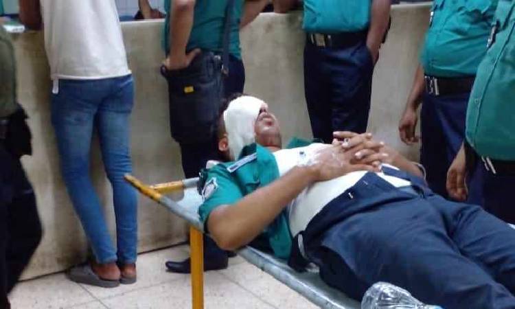 রাজধানীতে ইটের আঘাতে পুলিশ কর্মকর্তা আহত